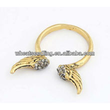 European Exaggerated Angel&#39;s Wings Finger Ring 10112775